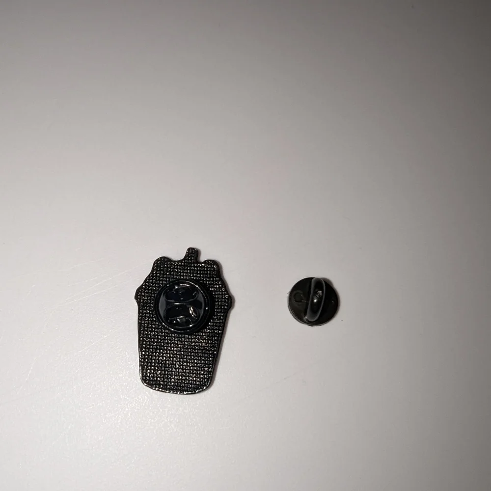Cartoon bear pin - Picture 4 of 9